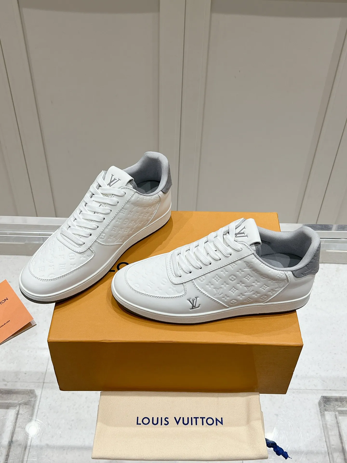 👟👟Ex-factory price 680👟👟 LV new style casual white shoes for men, simple and fashionable, light and comfortable, size: 39-44 (order 45)